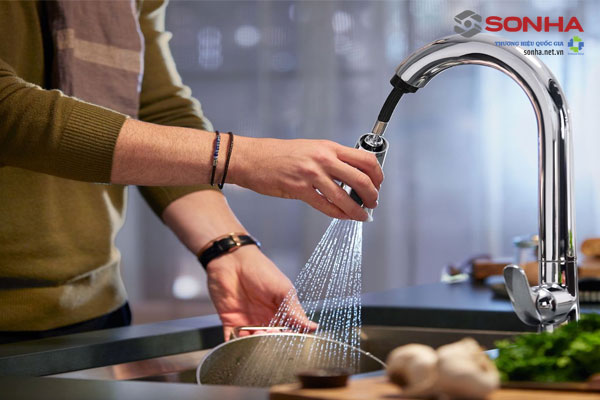 Tiết kiệm nước sạch bằng vòi rửa chén tia sen